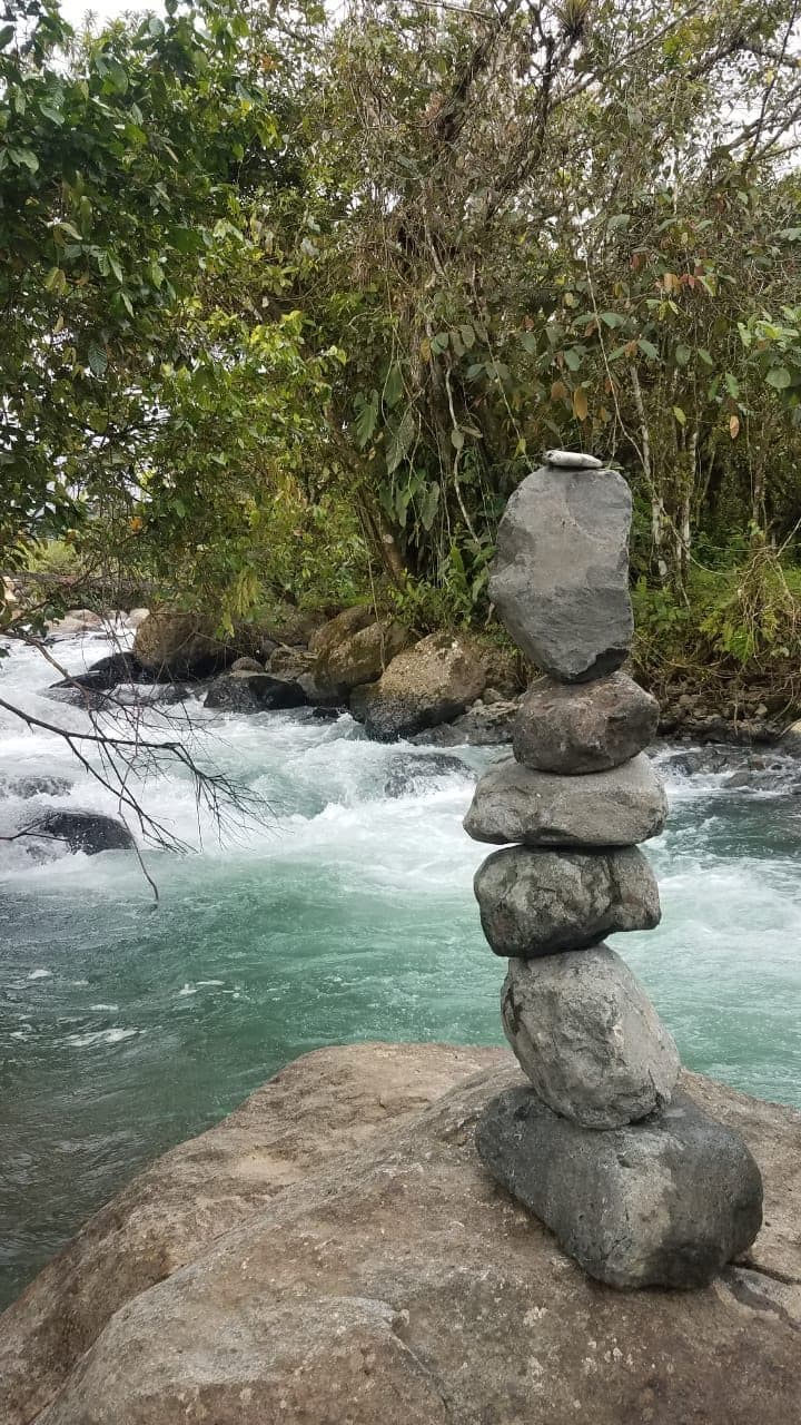 Galets en équilibre au bord d'une rivière